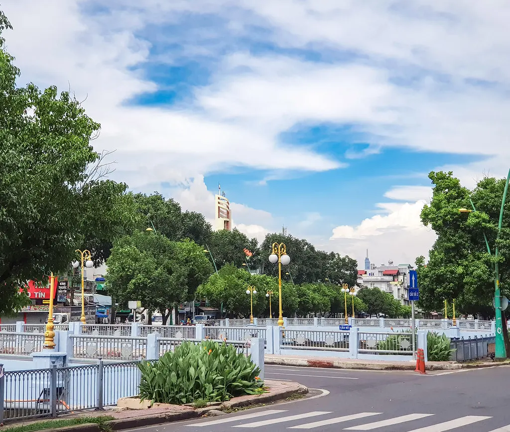 Ho Chi Minh City social distance plus pro max year of Covid