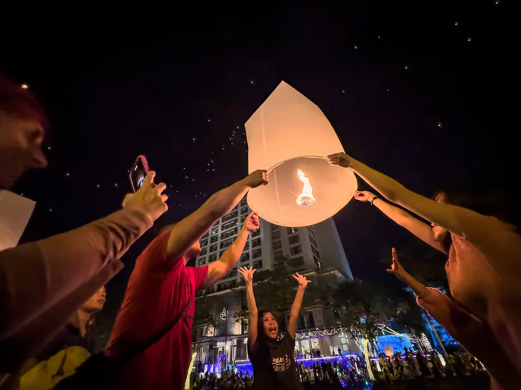 Make a wish - Street photography - Chiang Mai, Thailand