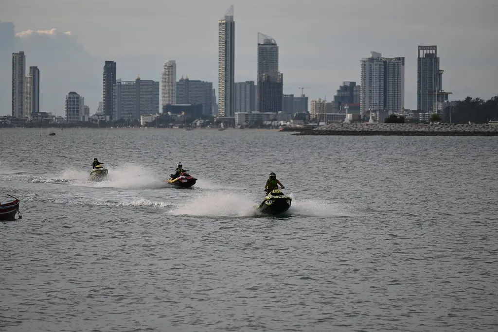 DFC_0461: a group of people riding jet skis in a body of water